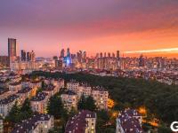 似火晚霞点亮青岛，城市上演震撼大片