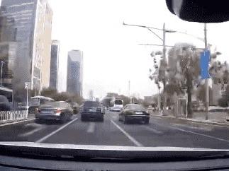 一司机疯狂别车，还向后车挡风玻璃泼饮料！北京警方通报：已刑拘