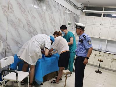 青岛街头发生车祸，驾驶员头部受伤流血，幸亏这里的综合执法中队队员！