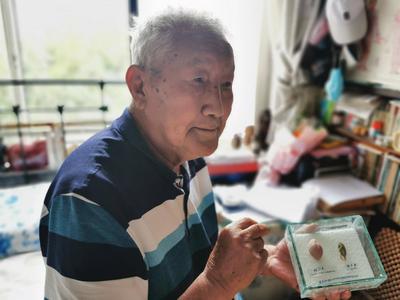 青岛一中退休老师姜铁容：96岁仍记挂着为学生做标本 