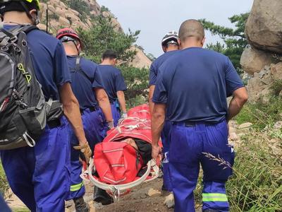 惊险！驴友河谷探险滑落岩石，青岛红十字搜救队涉水救人