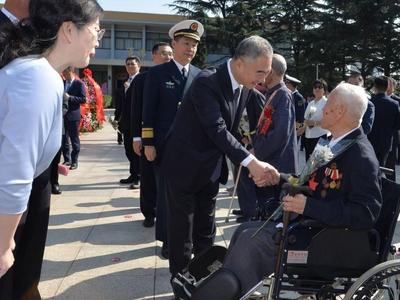 青岛市向人民英雄敬献花篮仪式举行，王清宪周名贵宋远方杨军出席