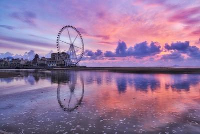 早起的人有景看，殷红的朝霞浸染了天空