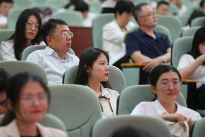 一睹“最美教师”事迹报告会上的高颜值们