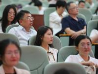 一睹“最美教师”事迹报告会上的高颜值们