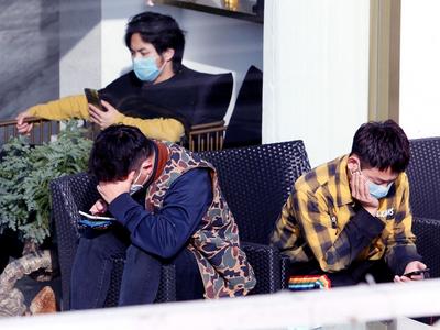 @“低头族” ：请抬头看看身边的风景