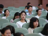 一睹“最美教师”事迹报告会上的高颜值们