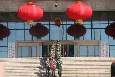 实拍青岛国旗班：头顶杠铃盘，立正1小时！ 