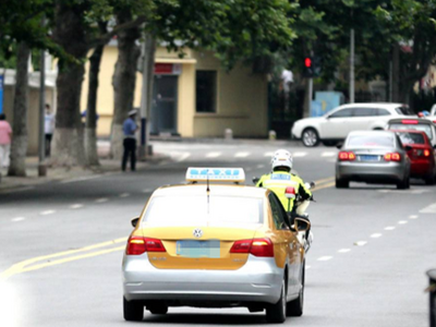 出租车司机将醉酒乘客强行拖下车后，乘客不幸身亡……法院：出租车公司担责