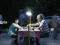 国象爷爷变身孩子王 孩子们排队来PK 