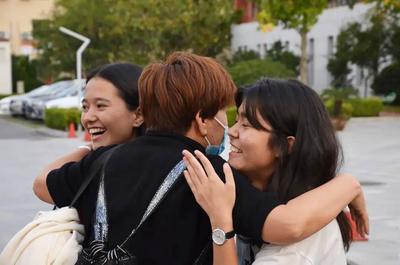 经历了约50个小时的舟车劳顿，青岛六十八中347名新疆班学生顺利返校