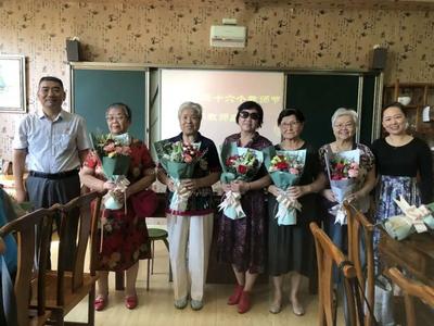 耄耋教师重返沧口校园，一束花一杯茶一段话，建言献策共庆属于自己的节日
