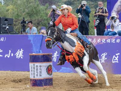 女版牛仔有点忙，身姿挺拔美又飒