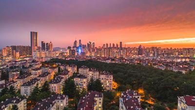 似火晚霞点亮青岛，城市上演震撼大片