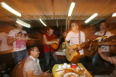 流浪歌手 生活的不易都在歌里