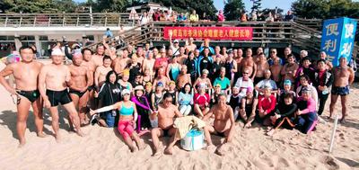 生日快乐！九旬冬泳健将 大伙集体来祝寿