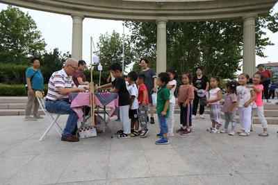 国象爷爷变身孩子王 孩子们排队来PK 