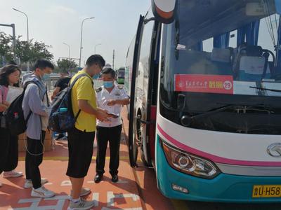 抵青第一站就坐上了到校专车！青岛汽车总站开通大学新生报到直通车