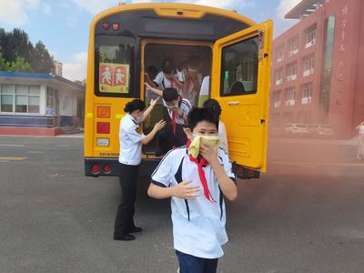 惊！“大鼻子”校车行驶中突然冒烟……别慌！原来是一场虚惊