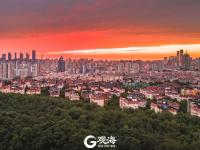 似火晚霞点亮青岛，城市上演震撼大片