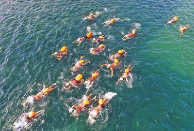 这样的好天宜横渡 “泳士”破浪而来闯五湾 