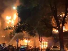 常州一商铺发生火灾引燃周边商铺，火势已扑灭，目前已致2死5伤