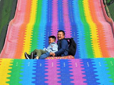 城阳区羊毛沟湿地公园：彩虹滑道嗨翻天