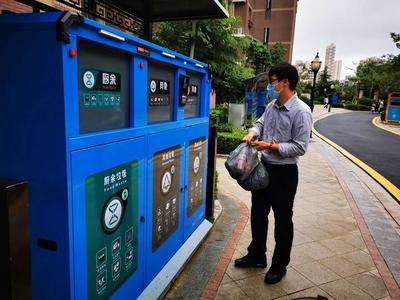 每袋必看、每袋必拣！市南首个垃圾分类“定点定时破袋”投放有成效！