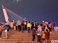 夜青岛，不打烊！黄金周前海一线游人如织