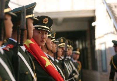 实拍青岛国旗班：头顶杠铃盘，立正1小时！ 