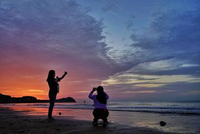 双节的第一缕阳光，在喜庆与祥和中醒来