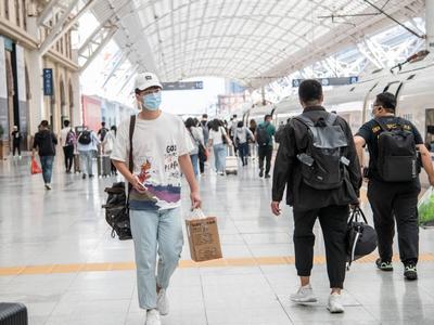 黄金周首日，青岛火车站迎客流高峰