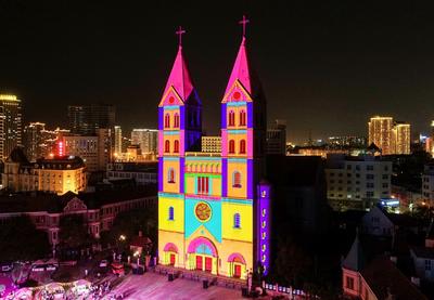 穿上12种梦幻彩衣！天主教堂美哭了 