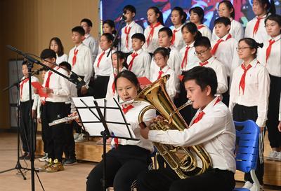 红歌吟唱难忘的岁月