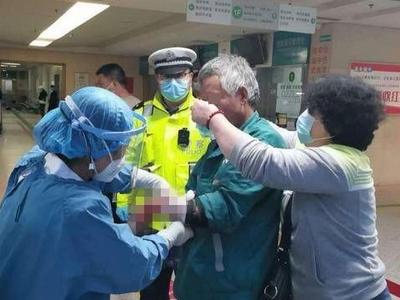 一男子操作机器时不慎割断手筋，城阳交警一路护送开道紧急送医