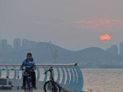 夕阳西下，唐岛湾落日晚霞引人驻足