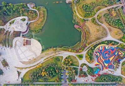 胶州：三里河公园秋色美如画