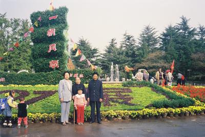 珍贵老照片回顾中山公园菊花展，青岛几代人心中的回忆！