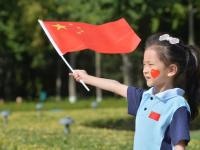 国旗笑脸相映红