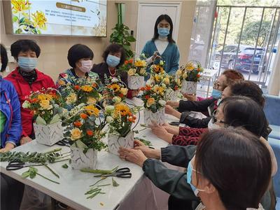 画笔重阳写燕岛，花“仙”银龄巧制“皂”