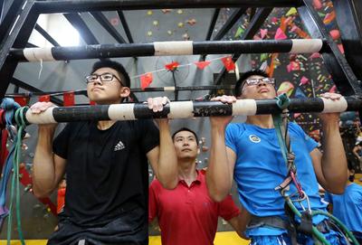 飞檐走壁蜘蛛侠，攀岩小将们的极限运动