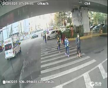 青岛街头再现45度让行！早高峰，他们为病患“让出”生命通道