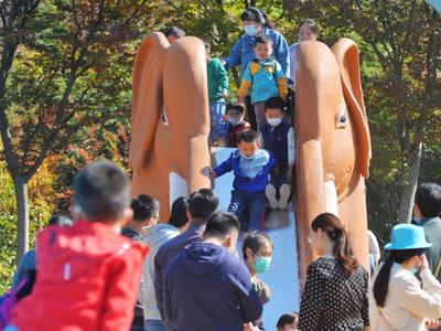 李沧这个公园里有四只超萌“大象”，孩子们玩疯了！