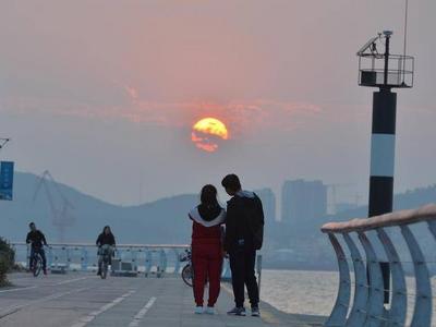 夕阳西下，唐岛湾落日晚霞引人驻足