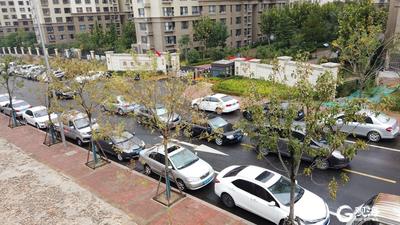 观海新闻记者在现场 | 清泉路未交付，路中央成停车场，听听居民的呼吁！