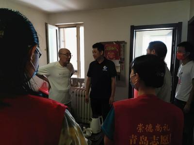 市南街道和志愿者“双节”给孤寡老人送服务