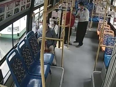 暖心！老人坐轮椅乘车不便，青岛公交司机耐心搀扶感动一车人