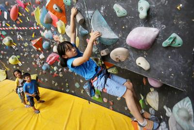 飞檐走壁蜘蛛侠，攀岩小将们的极限运动