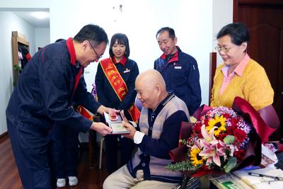 铭记历史不忘英雄 为抗美援朝老兵发放荣誉勋章——抗美援朝纪念70周年（4）