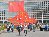 国旗笑脸相映红